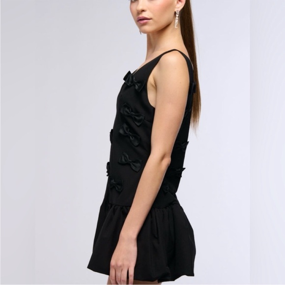 Elegant Black Bow-Embellished Dress - Picture 3 of 8